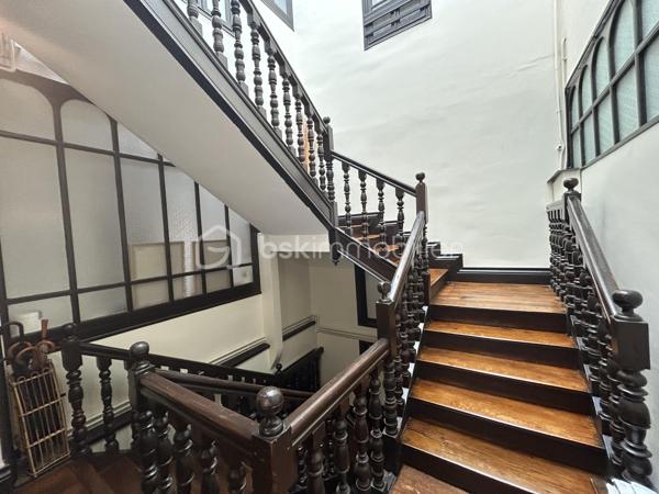 En plein coeur de Saint Jean de Luz, découvrez ce charmant T2 de 46 m2, idéal pour profiter d'un mode vie tout à pied.
Au premier étage d'une résidence de caractère, cet appartement entièrement rénové se compose d'une agréable pièce de vie, d'une cuisine indépendante entièrement équipée, d'une belle chambre avec salle d'eau attenante et d'un WC séparé.
Son emplacement privilégié offre un cadre de vie exceptionnel, à proximité immédiate de la plage, de la place Louis XIV et des commerces.