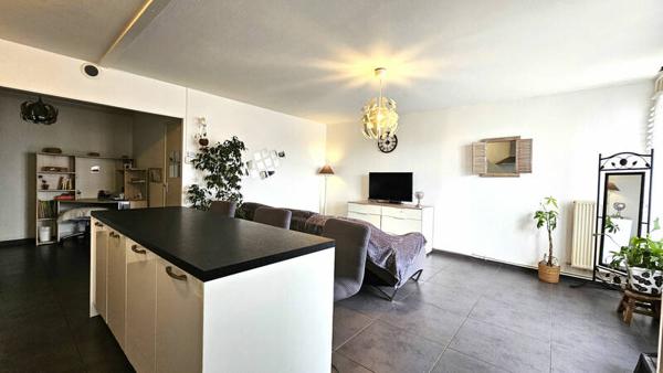 LA TOUR DU PIN, Appartement  79m² - 3 chambres - terrasse 60m²