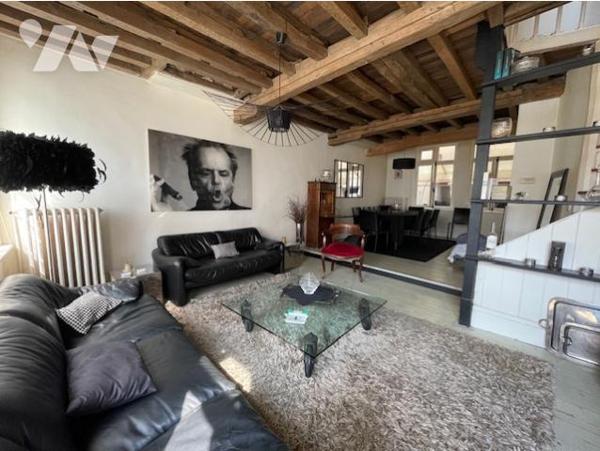 LILLE HYPER CENTRE
Charme de l'ancien, salon-séjour, cuisine, 3 chambres et salle de bains. Garage.