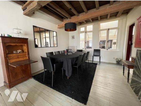 LILLE HYPER CENTRE
Charme de l'ancien, salon-séjour, cuisine, 3 chambres et salle de bains. Garage.