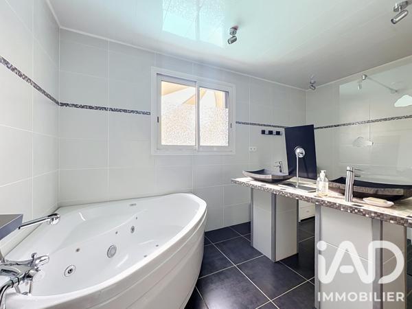 Maison à vendre 5 pièces 206 m² Saint-Pierre-du-Mont