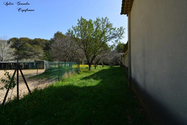 Dpt Bouches du Rhône (13), à vendre SAINT CHAMAS maison P7 de 165 m² - Terrain de 5 840,00 m² - Plain pied