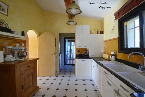 Dpt Bouches du Rhône (13), à vendre SAINT CHAMAS maison P7 de 165 m² - Terrain de 5 840,00 m² - Plain pied