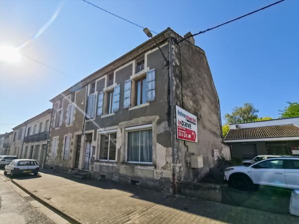 Maison de rue - Immeuble de 205m2 avec cave et jardin à Vic-Fezensac