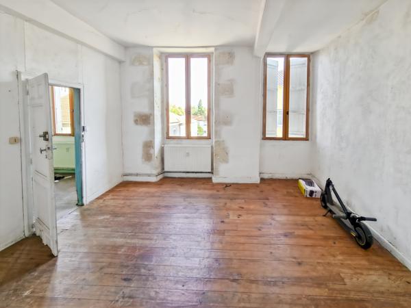 Maison de rue - Immeuble de 205m2 avec cave et jardin à Vic-Fezensac