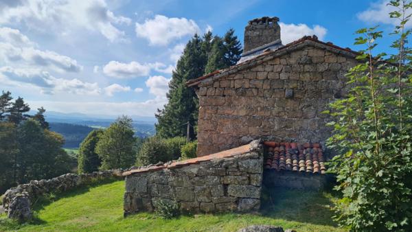 SAINT PAL DE MONS 43620 rare à la vente EXCLUSIVITE authentique fermette en pierre offrant une vue panoramique sur les sucs et les villages environnants