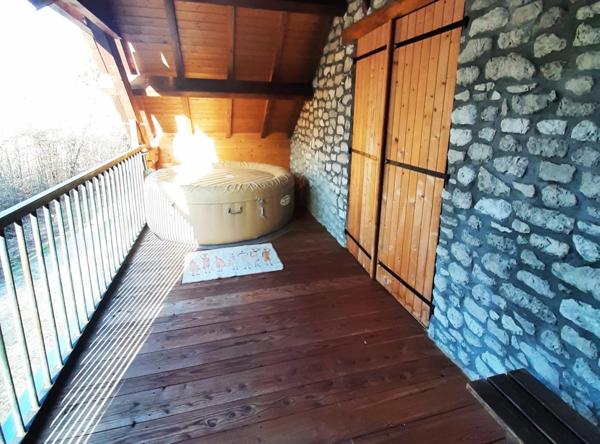 nichet au coeur des bois dans un environnement calme