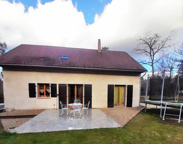 nichet au coeur des bois dans un environnement calme