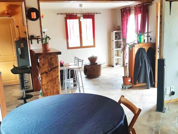 nichet au coeur des bois dans un environnement calme