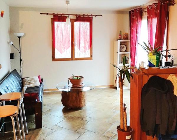 nichet au coeur des bois dans un environnement calme