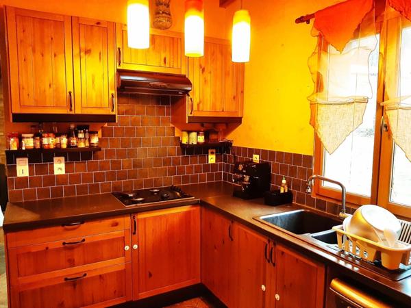 nichet au coeur des bois dans un environnement calme