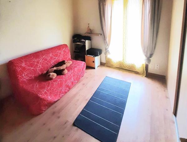 nichet au coeur des bois dans un environnement calme