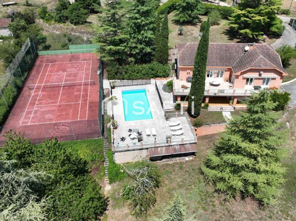 BELLE PROPRIETE AVEC PISCINE ET TERRAIN DE TENNIS SUR 23033 M² A 10 MINUTES DU CENTRE VILLE