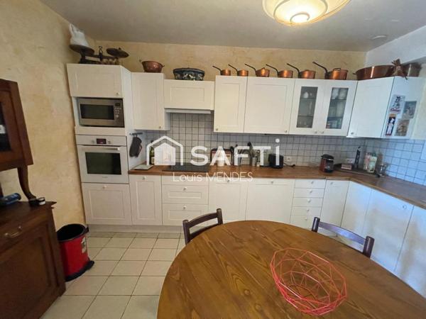 BELLE PROPRIETE AVEC PISCINE ET TERRAIN DE TENNIS SUR 23033 M² A 10 MINUTES DU CENTRE VILLE