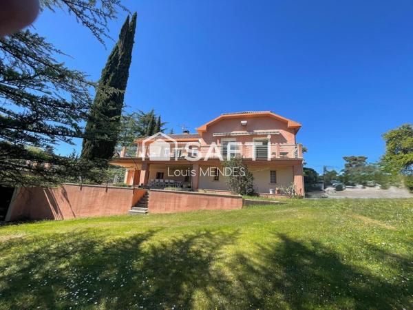 BELLE PROPRIETE AVEC PISCINE ET TERRAIN DE TENNIS SUR 23033 M² A 10 MINUTES DU CENTRE VILLE
