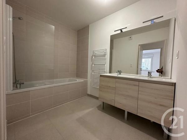 Appartement F5 à vendre  5 pièces - 100,30 m 2   FOUGERES  - 35