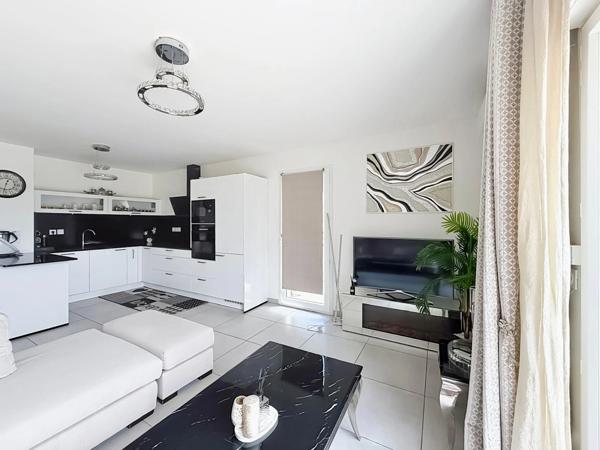 Joli Appartement T4 récent avec balcon, garage double et climatisation – ORNEX (01)