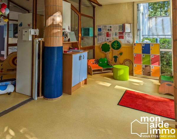 Locaux aménagés pour la petite enfance et ses cours de jeux