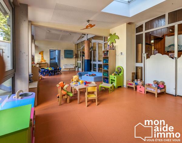 Locaux aménagés pour la petite enfance et ses cours de jeux