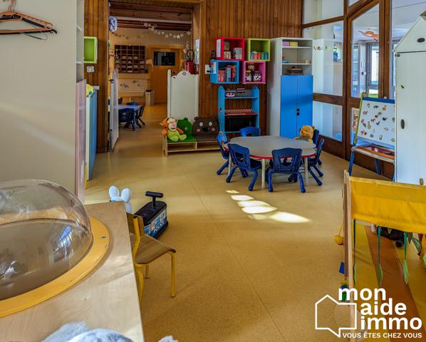 Locaux aménagés pour la petite enfance et ses cours de jeux