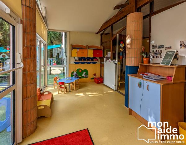 Locaux aménagés pour la petite enfance et ses cours de jeux