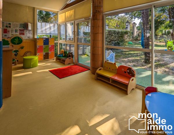 Locaux aménagés pour la petite enfance et ses cours de jeux