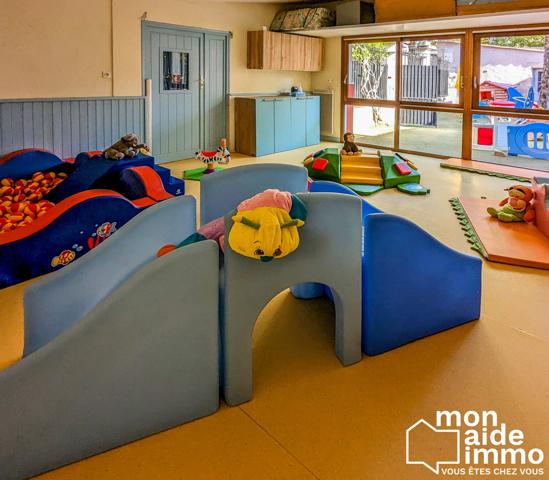 Locaux aménagés pour la petite enfance et ses cours de jeux