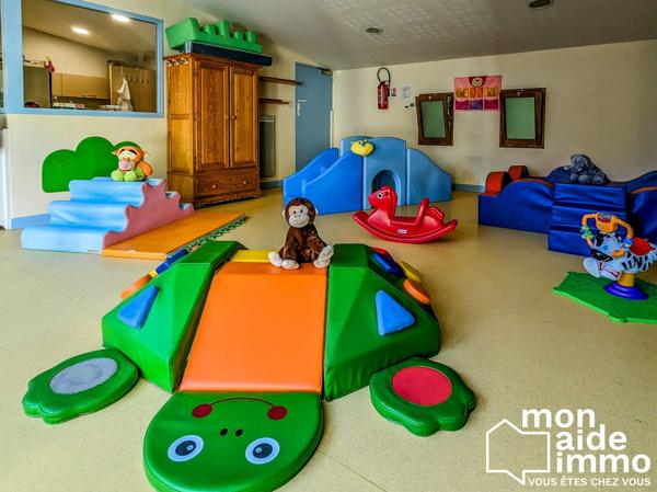 Locaux aménagés pour la petite enfance et ses cours de jeux