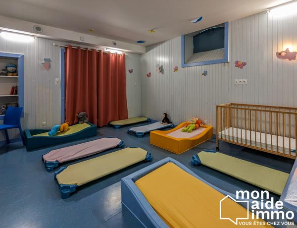 Locaux aménagés pour la petite enfance et ses cours de jeux