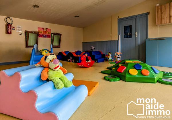 Locaux aménagés pour la petite enfance et ses cours de jeux