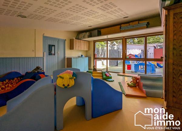 Locaux aménagés pour la petite enfance et ses cours de jeux