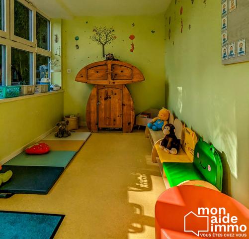 Locaux aménagés pour la petite enfance et ses cours de jeux