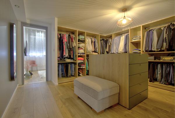 AGEN CENTRE VILLE - Maison de ville rénovée de 168m² avec 4 chambres, grand garage et extérieur dans un quartier calme.