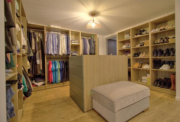 AGEN CENTRE VILLE - Maison de ville rénovée de 168m² avec 4 chambres, grand garage et extérieur dans un quartier calme.