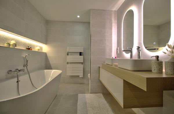 AGEN CENTRE VILLE - Maison de ville rénovée de 168m² avec 4 chambres, grand garage et extérieur dans un quartier calme.