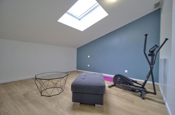 AGEN CENTRE VILLE - Maison de ville rénovée de 168m² avec 4 chambres, grand garage et extérieur dans un quartier calme.