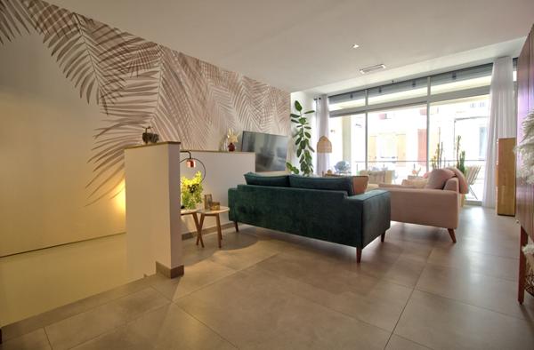 AGEN CENTRE VILLE - Maison de ville rénovée de 168m² avec 4 chambres, grand garage et extérieur dans un quartier calme.