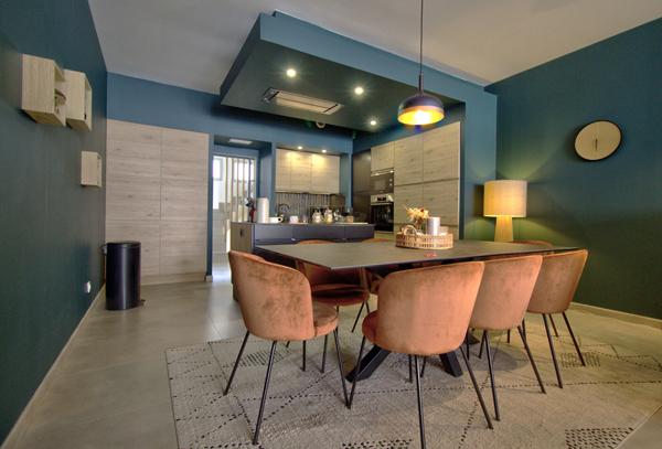 AGEN CENTRE VILLE - Maison de ville rénovée de 168m² avec 4 chambres, grand garage et extérieur dans un quartier calme.