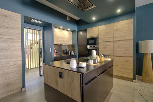 AGEN CENTRE VILLE - Maison de ville rénovée de 168m² avec 4 chambres, grand garage et extérieur dans un quartier calme.