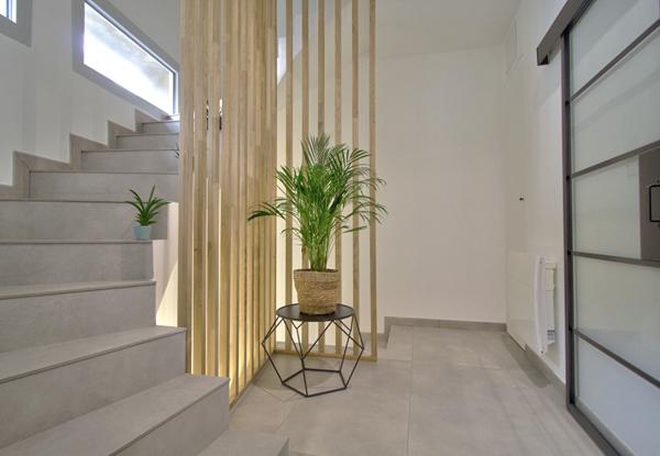 AGEN CENTRE VILLE - Maison de ville rénovée de 168m² avec 4 chambres, grand garage et extérieur dans un quartier calme.