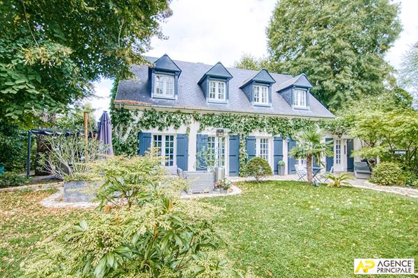 Versailles Saint-Louis Maison 7 pièces 271 m² au sol sur parcelle d'environ 600 m² avec sous-sol total et garage 4 véhicules €2 060 000 ** - Référence 25336