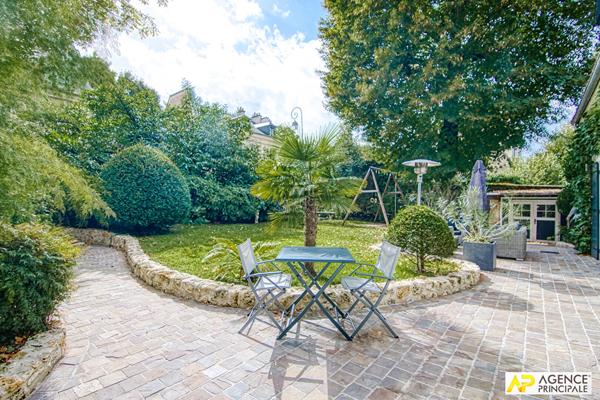 Versailles Saint-Louis Maison 7 pièces 271 m² au sol sur parcelle d'environ 600 m² avec sous-sol total et garage 4 véhicules €2 060 000 ** - Référence 25336