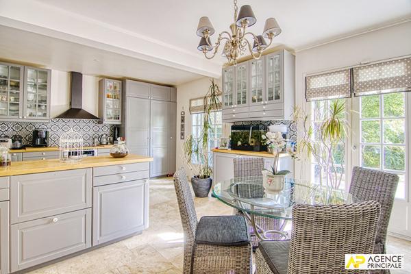 Versailles Saint-Louis Maison 7 pièces 271 m² au sol sur parcelle d'environ 600 m² avec sous-sol total et garage 4 véhicules €2 060 000 ** - Référence 25336