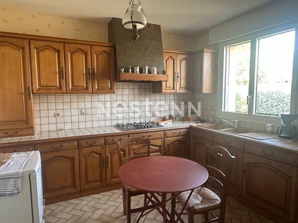 Proche centre, impasse, 3 chb, poss 4, 1300 m² terrain clos, sous-sol complet.