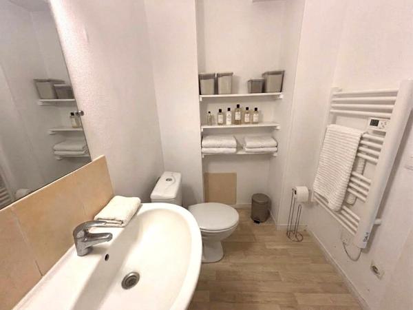 Studio 27m2 vendu loué avec locataire sérieux.