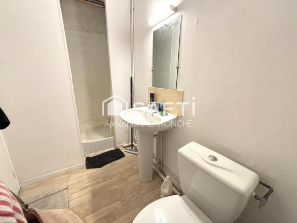 Studio 27m2 vendu loué avec locataire sérieux.