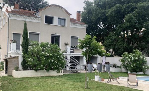 Maison des années 1950 entièrement restaurée , 180m2 hab, parcelle avec piscine.