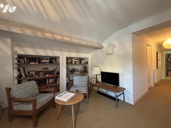 Maison des années 1950 entièrement restaurée , 180m2 hab, parcelle avec piscine.