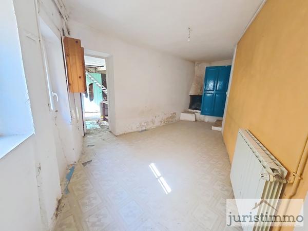 Rasteau (84110) JURISTIMMO vous propose cette charmante maison de village à rénover – 121 m² à RASTEAU