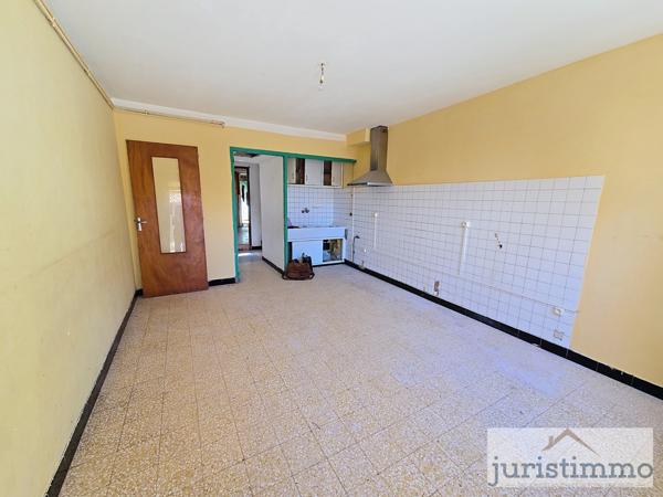 Rasteau (84110) JURISTIMMO vous propose cette charmante maison de village à rénover – 121 m² à RASTEAU